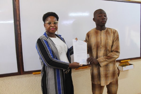 Parkouda Christine/Ouédraogo, responsable RH remettant une bourse Bronze à Amed Fechal Diabri, 4ème année BTP Parkouda Christiane/Ouédraogo, responsable RH remettant une bourse Bronze à Amed Fechal Diabri, 4ème année BTP